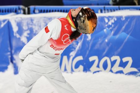 (miniature) La Chinoise Xu Mengtao durant la finale du saut acrobatique femmes des Jeux olympiques d'hiver de Beijing 2022 au Genting Snow Park à Zhangjiakou