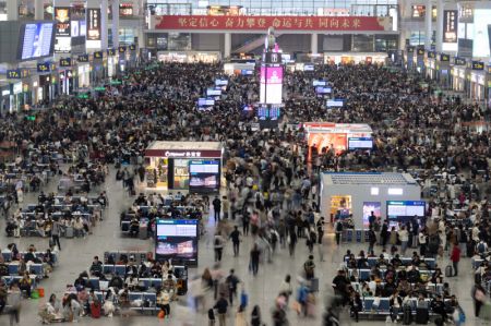 (miniature) Des passagers dans le hall d'attente de la gare Hongqiao de Shanghai