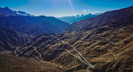 (miniature) Photo prise le 19 décembre 2021 avec un téléphone portable d'une route dans la région autonome du Tibet