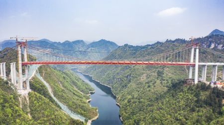 (miniature) Photo aérienne du pont Yangbaoshan sur l'autoroute reliant Guiyang à Huangping