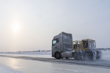 (miniature) Un véhicule subit un test de résistance au froid dans une base d'essai à Heihe