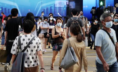 (miniature) Des gens portant des masques dans une rue de Central à Hong Kong