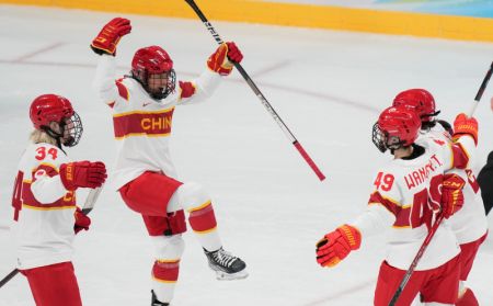 (miniature) Des athlètes chinoises célèbrent un but marqué lors d'un match du groupe B du tour préliminaire de hockey sur glace féminin entre la Chine et le Danemark au centre sportif de Wukesong à Beijing