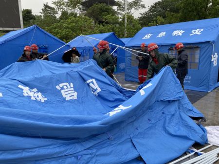 (miniature) Des secouristes montent une tente dans le bourg de Fuji du district de Luxian