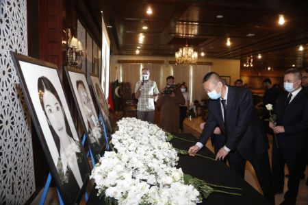 (miniature) Des personnes rendent hommage aux victimes chinoises de la récente attaque terroriste lors d'un service commémoratif à Islamabad