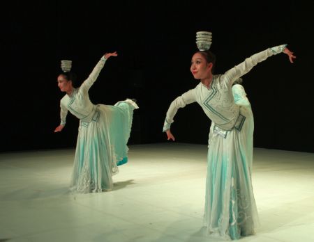 (miniature) Des artistes exécutent une danse folklorique chinoise lors d'un événement culturel à Sofia en Bulgarie