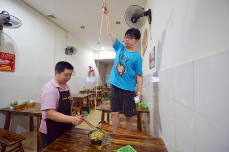 (miniature) Un restaurant chinois ne sert qu'une seule nouille... de 50 mètres