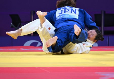 (miniature) La Chinoise Xu Shiyan (en bas) affronte la Japonaise Tomita Wakaba durant les demi-finales de judo féminin +78kg