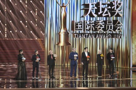 (miniature) Les membres du jury du 14e prix Tiantan lors de la cérémonie d'ouverture du 14e Festival international du film de Beijing (BJIFF)
