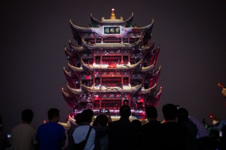 (miniature) Des touristes regardent un spectacle de lumière à Huanghelou