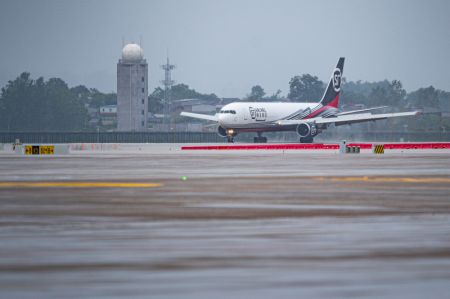 (miniature) Un avion cargo roule à l'aéroport Huahu d'Ezhou