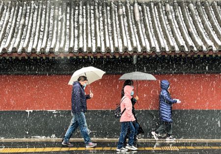 (miniature) Des gens marchent dans une rue sous la neige à Beijing