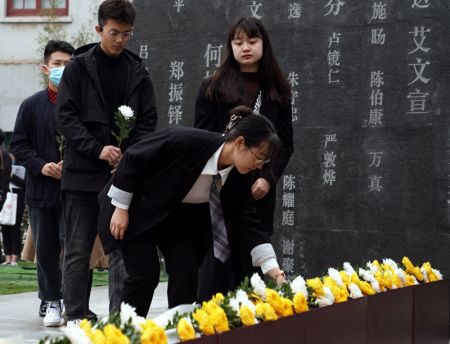 (miniature) Des étudiants et des enseignants de l'université Fudan déposent des fleurs sur une place à la mémoire des martyrs nouvellement construite à Shanghai