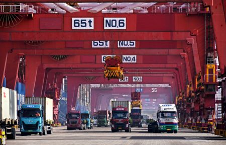 (miniature) Des camions transportent des conteneurs au port de Qingdao