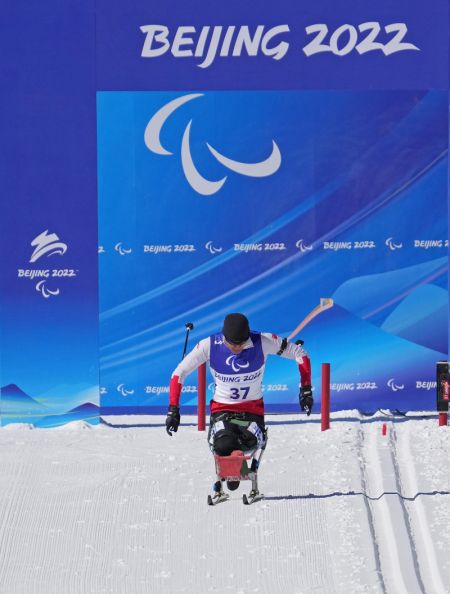 (miniature) Liu Zixu lors de l'épreuve paralympique de biathlon hommes en sprint assis des Jeux paralympiques d'hiver de Beijing 2022
