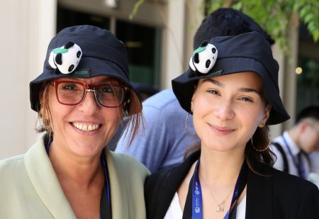 (miniature) Des participantes portant des chapeaux décorés de pandas géants posent pour des photos au pavillon chinois lors de la 28e session de la Conférence des Parties (COP28) à la Convention-cadre des Nations Unies sur les changements climatiques