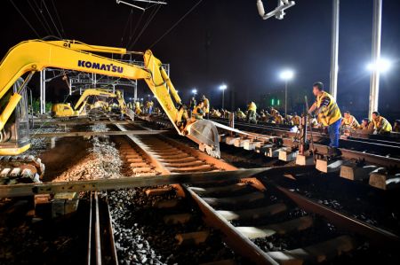 (miniature) Des ouvriers travaillent sur un chantier de construction du chemin de fer à grande vitesse Hefei-Anqing dans la province orientale de l'Anhui