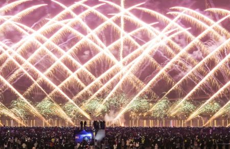 (miniature) Des gens regardent un spectacle de feux d'artifice lors des célébrations du Nouvel An chinois sur une place du Centre sportif olympique de Xi'an