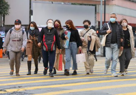 (miniature) Des gens portant des masques dans une rue à Hong Kong