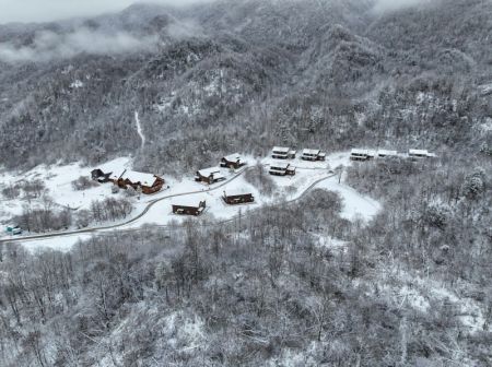 (miniature) Photo aérienne de drone montrant le paysage du site touristique de Hongchiba après une chute de neige