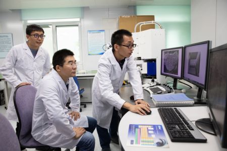(miniature) Les chercheurs discutent des progrès des expériences à l'Institut de géologie et de géophysique (IGG) de l'Académie des sciences de Chine (ASC) à Beijing