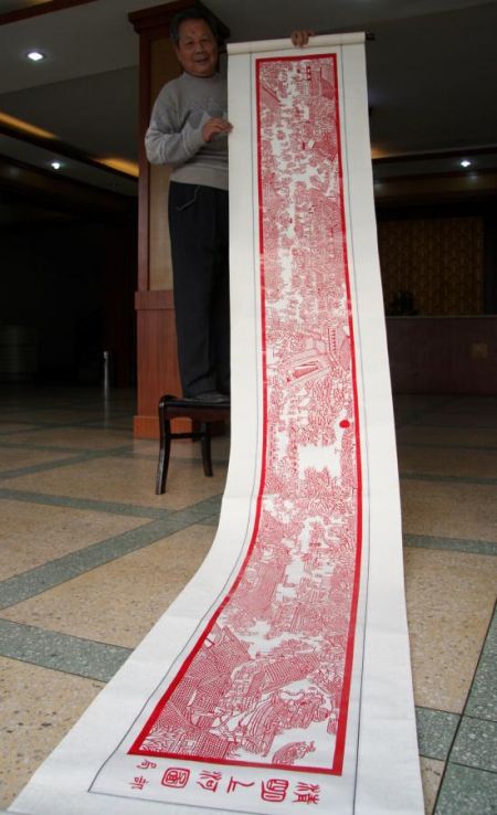 (miniature) Un chinois retraité réalise une oeuvre de 3,10m en papier découpé