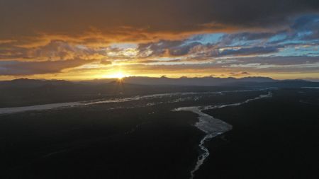 (miniature) Vue aérienne d'un coucher de soleil dans la Réserve naturelle nationale des monts Altun