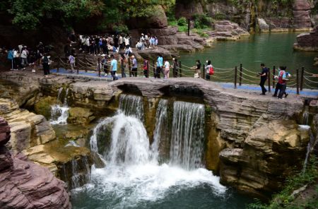 (miniature) Des touristes visitent le site touristique du mont Yuntai