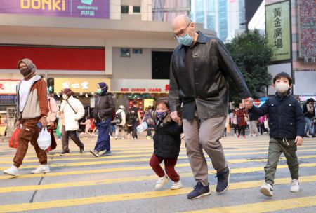 (miniature) Des gens portant des masques dans une rue à Hong Kong