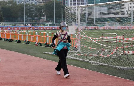 (miniature) Une femme portant un masque fait de l'exercice à Hong Kong