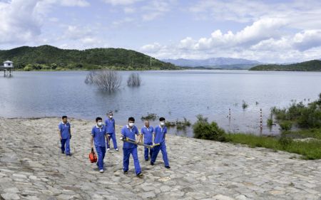 (miniature) Des membres du personnel effectuent une inspection de sécurité du barrage du réservoir de Miyun dans la banlieue de Beijing