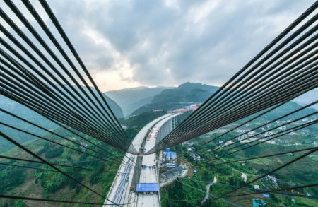 (miniature) Aperçu du chantier du grand pont de Dafaqu de l?autoroute Renhuai-Zunyi dans la province chinoise du Guizhou (sud-ouest)