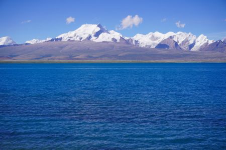 (miniature) Photo du lac Baiku et des montagnes enneigées à proximité