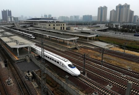 (miniature) Photo aérienne du train d'inspection globale sur le point de départ depuis la gare de Jiaozuo