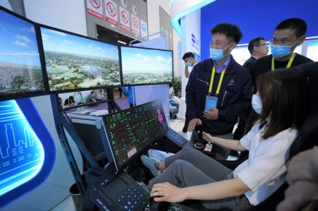 (miniature) Une visiteuse essaie un simulateur de vol lors de la cinquième Exposition internationale de la Route de la soie à Xi'an
