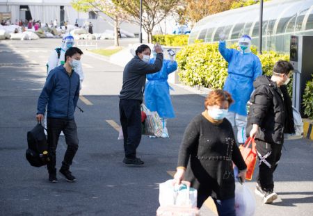 (miniature) Des patients rétablis de la COVID-19 quittent un hôpital temporaire installé au Centre des expositions et des congrès pour l'approvisionnement international à Shanghai