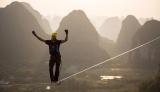 Il marche sur une corde de 375m de long entre 2 montagnes  Guilin (Chine)