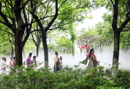 (miniature) Des touristes portant des costumes traditionnels Hanfu visitent le jardin botanique de la ville de Jiaxing