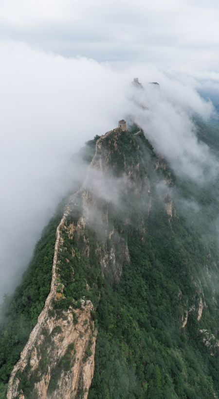(miniature) Photo aérienne montrant des nuages flottant au-dessus de la Grande Muraille dans la zone à la limite entre le district de Luanping