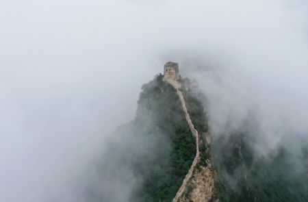 (miniature) Photo aérienne montrant des nuages flottant au-dessus de la Grande Muraille dans la zone à la limite entre le district de Luanping