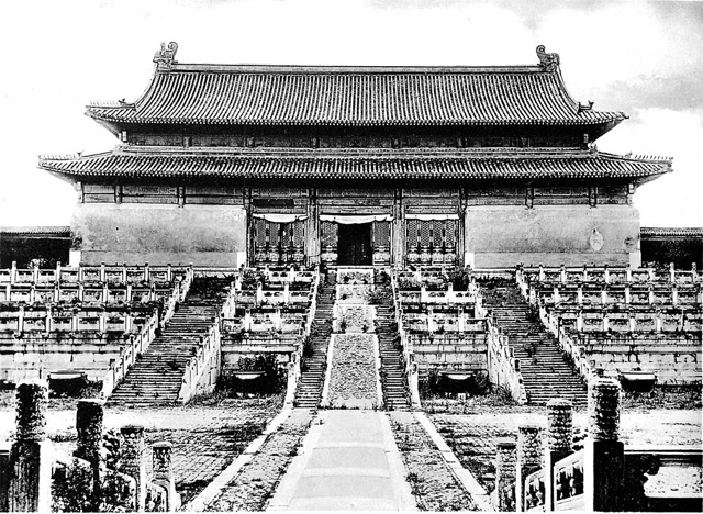 Photographie ancienne en noir et blanc de la face nord de la salle de l’Harmonie préservée, avec les trois volées d’escaliers de la terrasse et la rampe centrale sculptée.