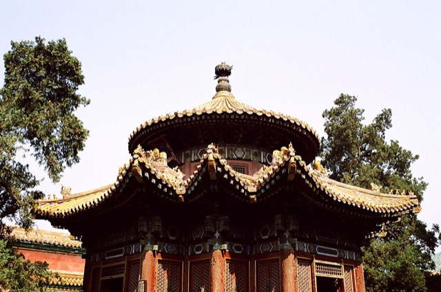 Le pavillon des Mille automnes dans la lumière dorée du soir, avec sa balustrade de marbre et ses escaliers, entouré de cyprès.