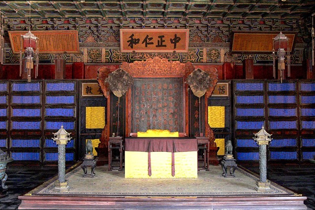 La salle du trône de la salle de la Culture de l’esprit : trône sur estrade, tablette calligraphiée « Zhong zheng ren he » et cloisons bleues à panneaux.