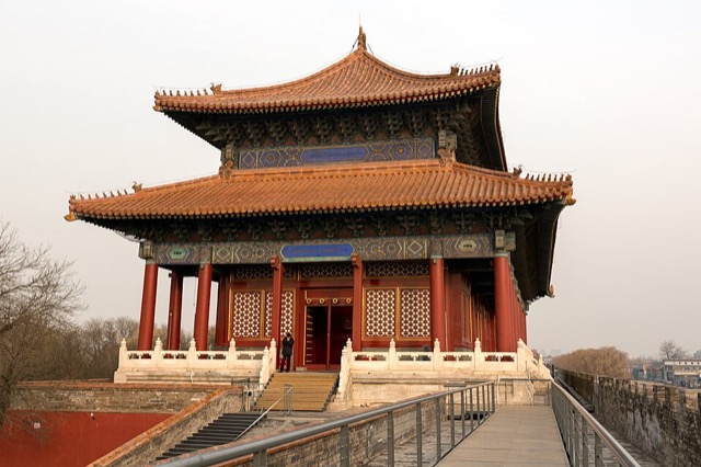 Pavillon de la porte de la Prospérité de l’est vu de biais depuis le chemin de ronde, avec ses colonnes rouges et ses portes à claire-voie.