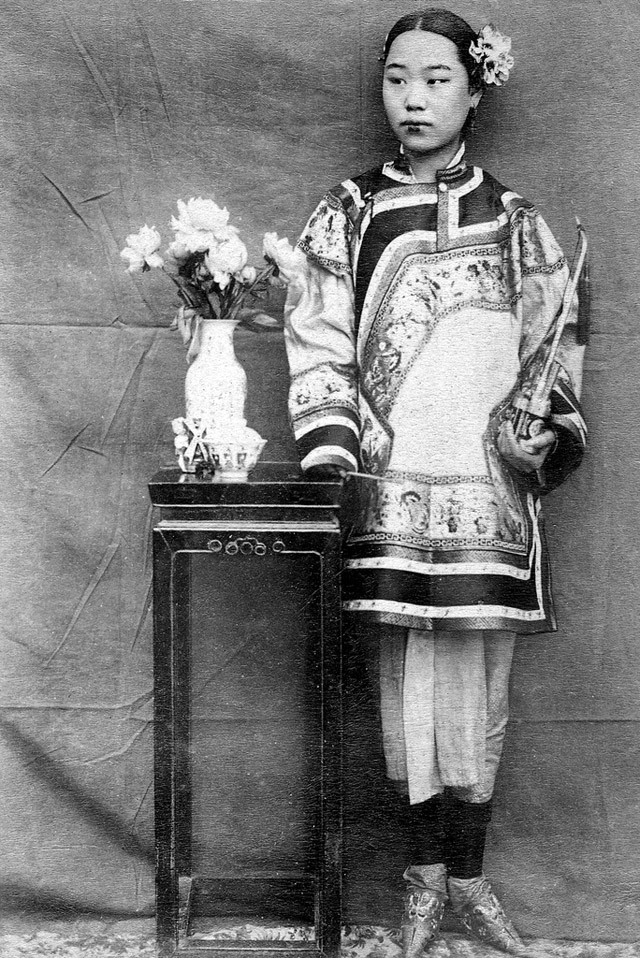 femme chinoise aux pieds bandés (photo ancienne)