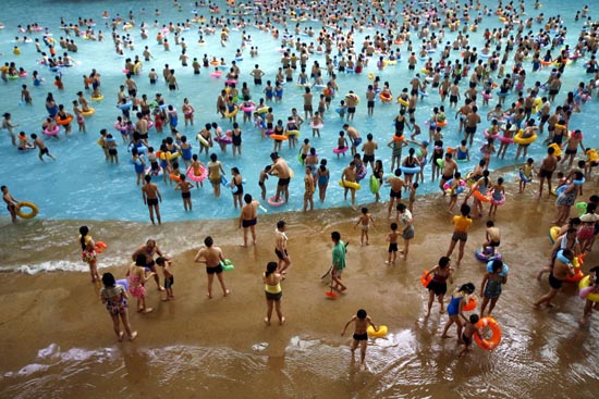 10 000 chinois sur une petite plage artificielle (photos) â€” Chine