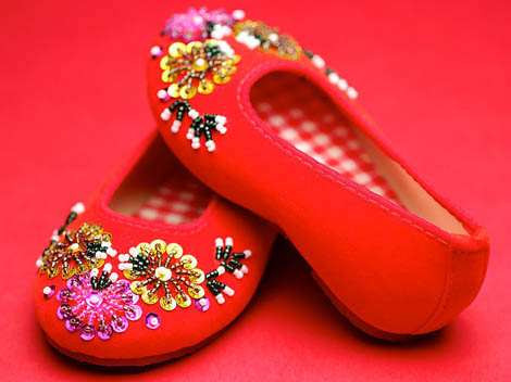 Coloré De Chaussures Chinoises En Magasin, Ancien Style De Chaussures  Chinoises Banque D'Images et Photos Libres De Droits. Image 90868986