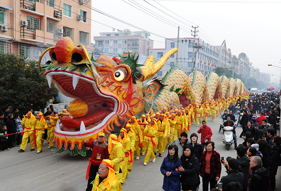 Danse du dragon géant avec 800 hommes — Chine Informations