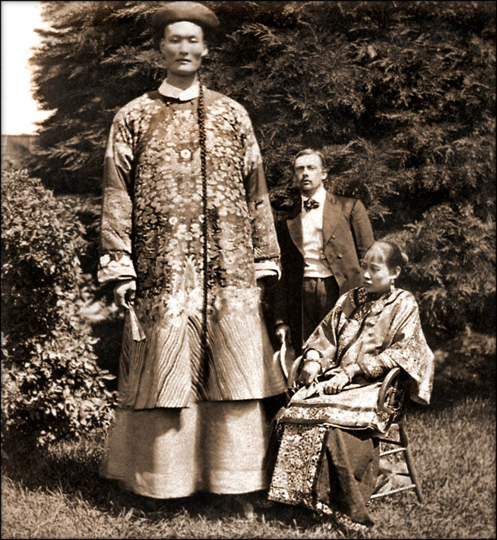 Chang Wu Gow, le chinois géant de plus de 2,40 mètres, né en 1840 dans le Fuzhou (1870)
