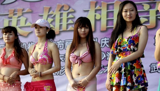 jeunes femmes en bikini